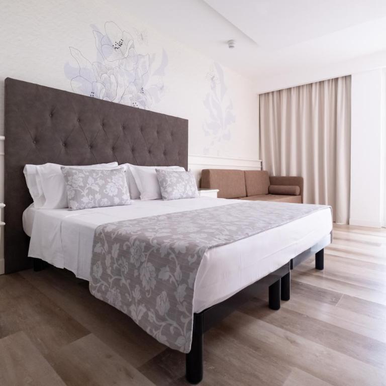 Park Hotel Cellini - Deluxe Junior Suite with Balcony and Side Sea View - 6