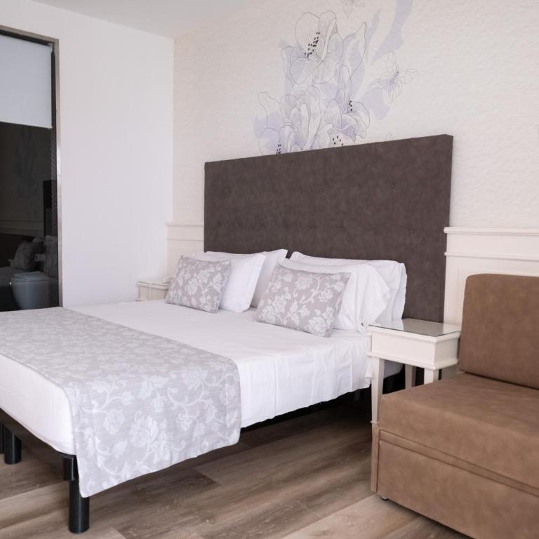 Park Hotel Cellini - Deluxe Junior Suite with Balcony and Side Sea View - 7