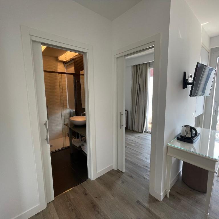 Park Hotel Cellini - Deluxe Family Suite with Two Connected Rooms Balcony and Side Sea View - 8