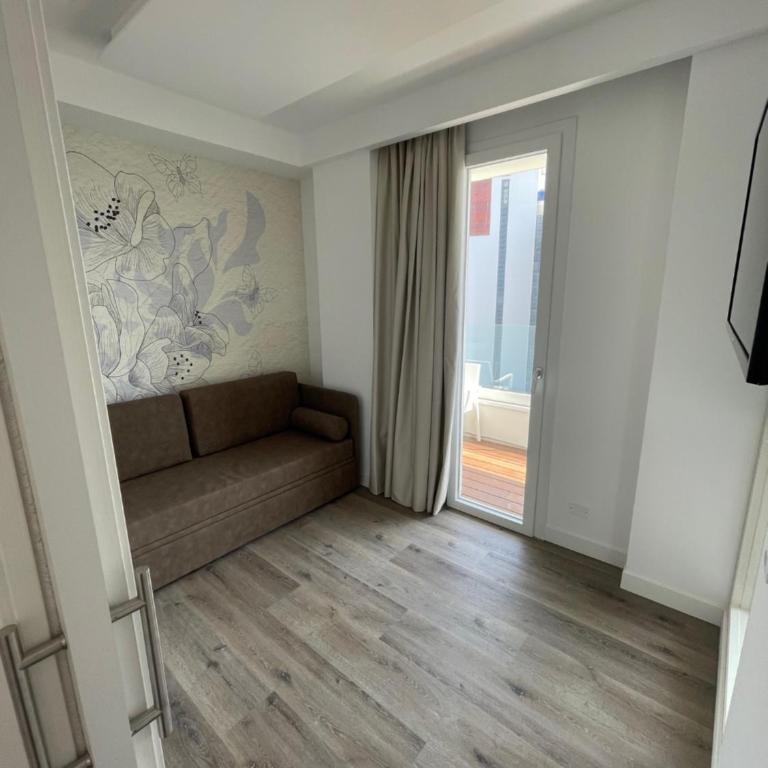 Park Hotel Cellini - Deluxe Family Suite with Two Connected Rooms Balcony and Side Sea View - 9