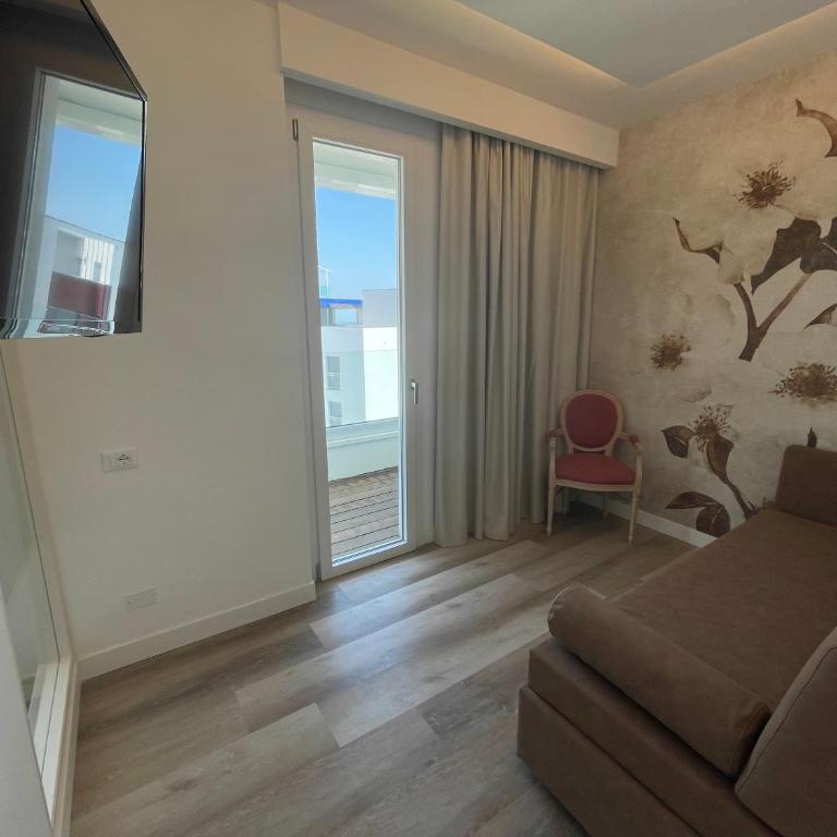 Park Hotel Cellini - Deluxe Family Suite with Two Connected Rooms Balcony and Side Sea View - 6