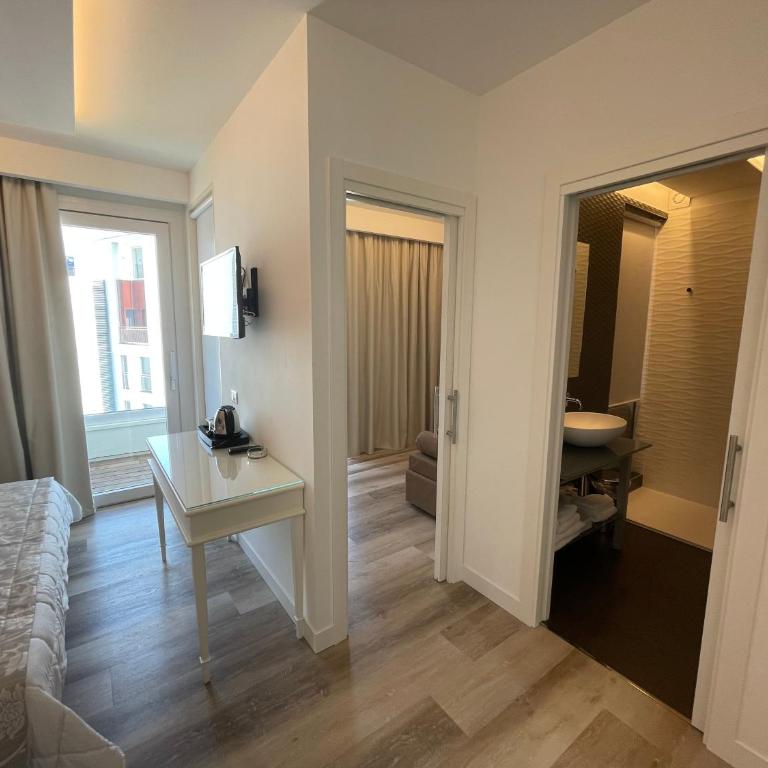 Park Hotel Cellini - Deluxe Family Suite with Two Connected Rooms Balcony and Side Sea View - 5