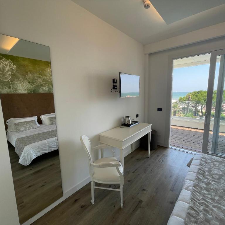 Park Hotel Cellini - Deluxe Junior Suite with Big Terrace Sea View - 3