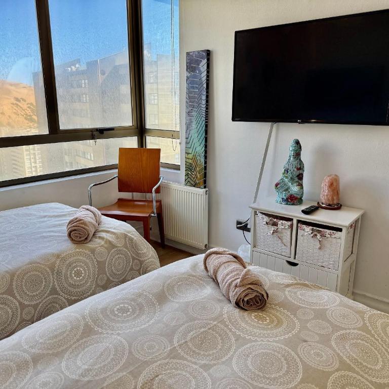 Spacious Apartment, Beautiful Decor and Ocean View - 10-Bed Female Dormitory Room - 9