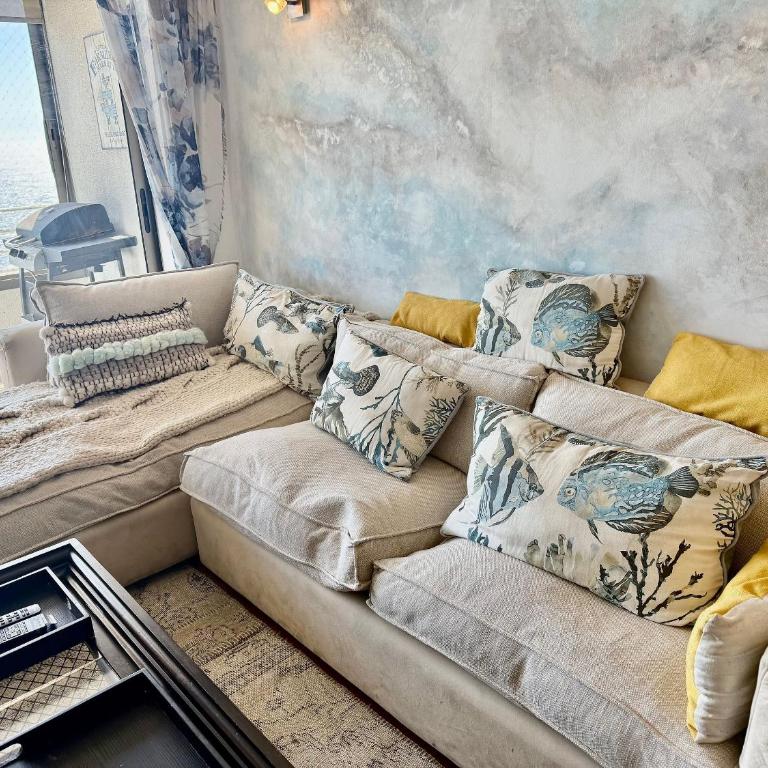 Spacious Apartment, Beautiful Decor and Ocean View - 10-Bed Female Dormitory Room - 17