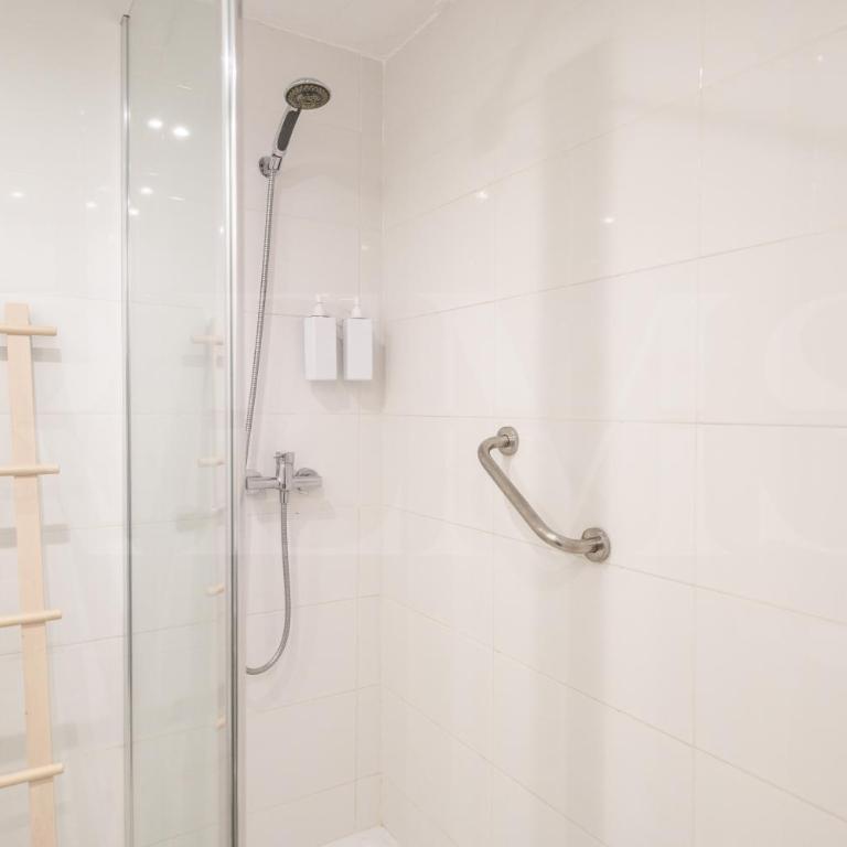 Apartment with balcony, pool and beach nearby REMS - One-Bedroom Apartment - 12
