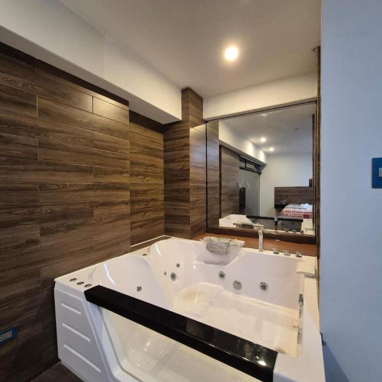 Hotel Zaniah - Deluxe Suite with Spa Bath - 1