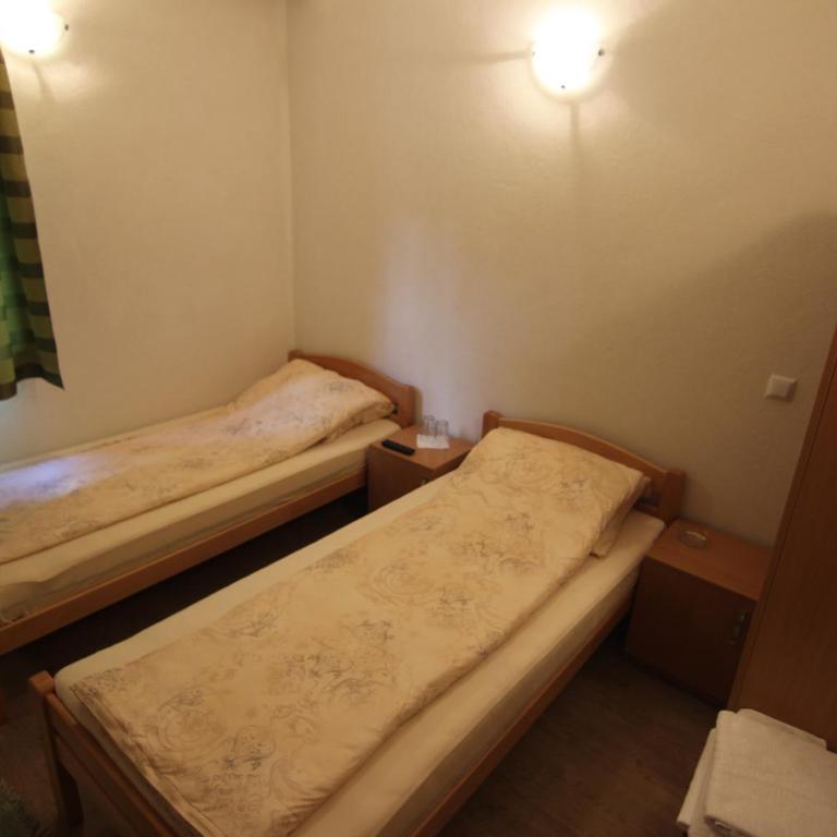 Rooms Zebax - Klasična Dvokrevetna Soba sa Bračnim Krevetom - 13
