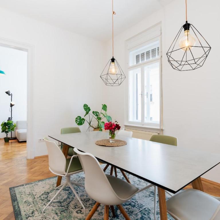 Marschall Top 10 Stilvoll wohnen mit kleinem Balkon im Herzen von Graz - Two-Bedroom Apartment - 1