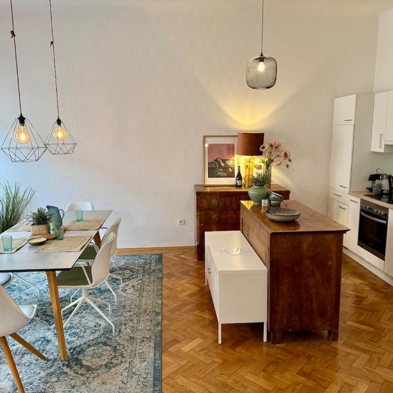Marschall Top 10 Stilvoll wohnen mit kleinem Balkon im Herzen von Graz - Two-Bedroom Apartment - 11