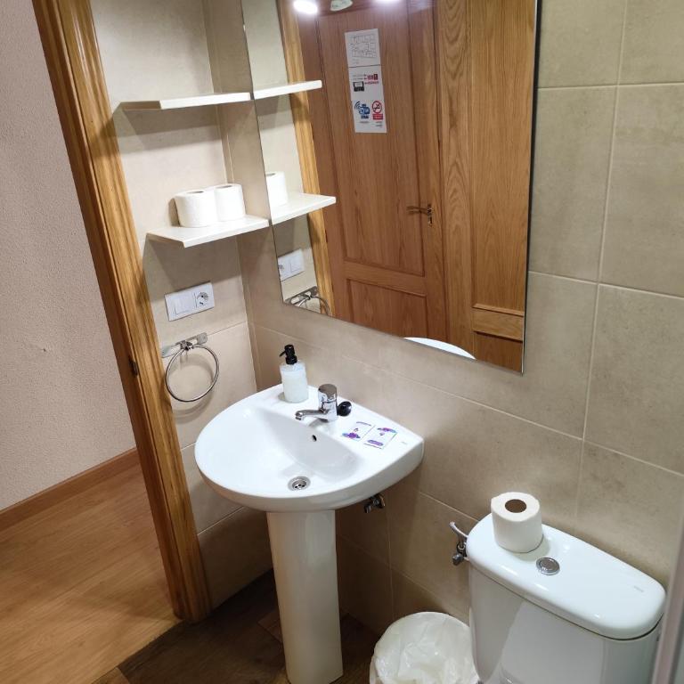 Hostal Hernan Cortes - Habitación Doble Económica - 9