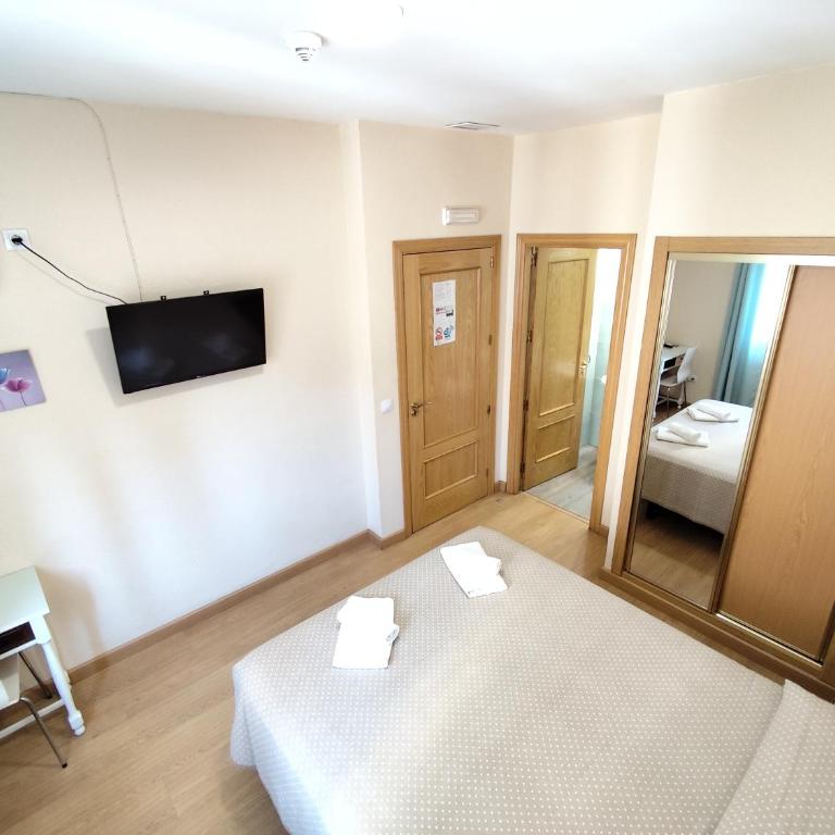 Hostal Hernan Cortes - Habitación Doble Económica - 12