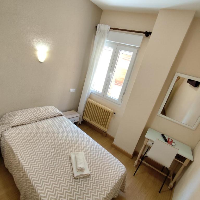 Hostal Hernan Cortes - Habitación Individual Amplia - 13