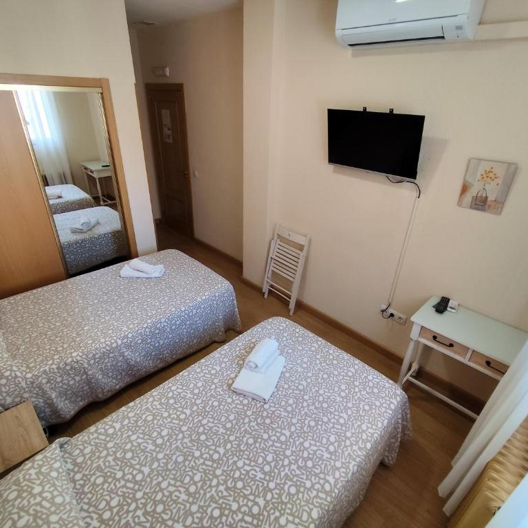 Hostal Hernan Cortes - Habitación Doble - 2 camas - 27
