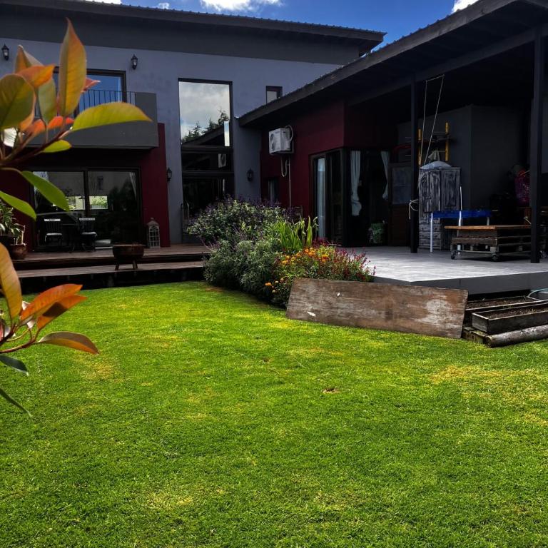 Espectacular casa con pileta en Barrio Privado - Casa de 4 dormitorios - 7