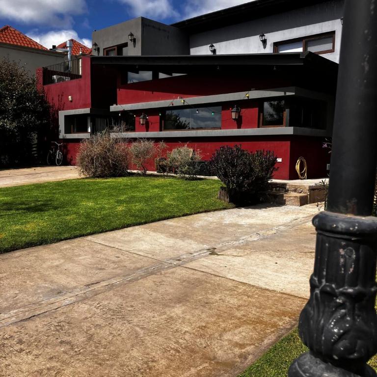 Espectacular casa con pileta en Barrio Privado - Casa de 4 dormitorios - 11