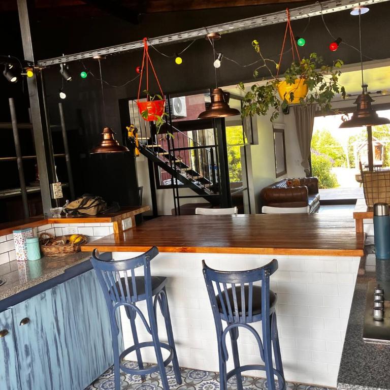 Espectacular casa con pileta en Barrio Privado - Casa de 4 dormitorios - 25