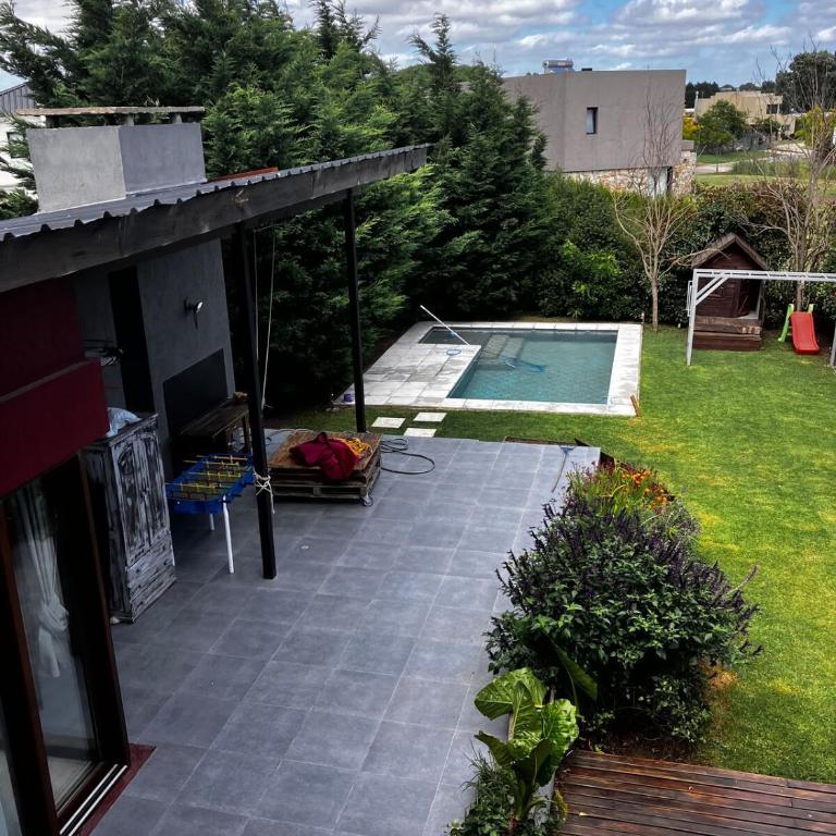 Espectacular casa con pileta en Barrio Privado - Casa de 4 dormitorios - 26
