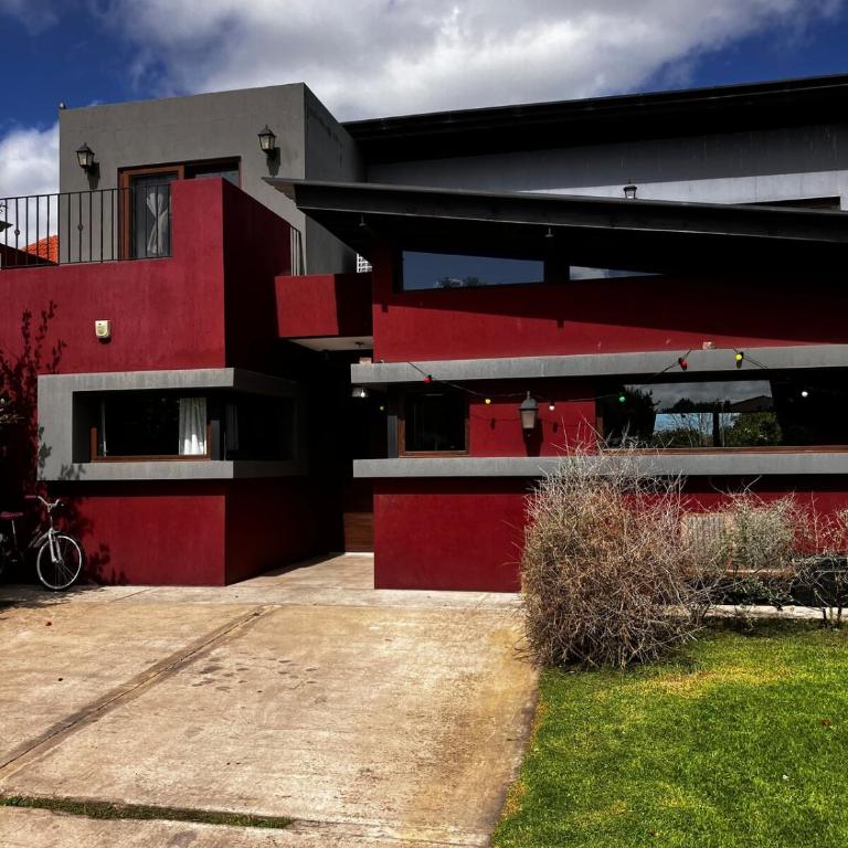 Espectacular casa con pileta en Barrio Privado - Casa de 4 dormitorios - 27