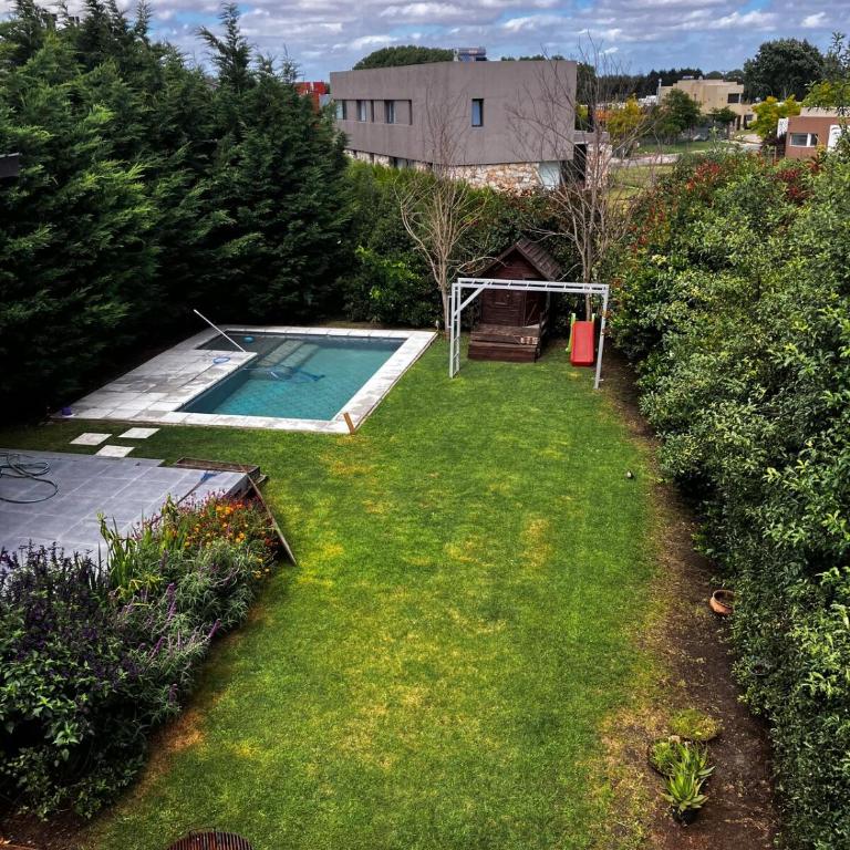 Espectacular casa con pileta en Barrio Privado - Casa de 4 dormitorios - 28