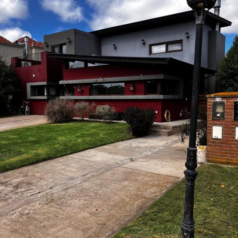 Espectacular casa con pileta en Barrio Privado - Casa de 4 dormitorios - 30