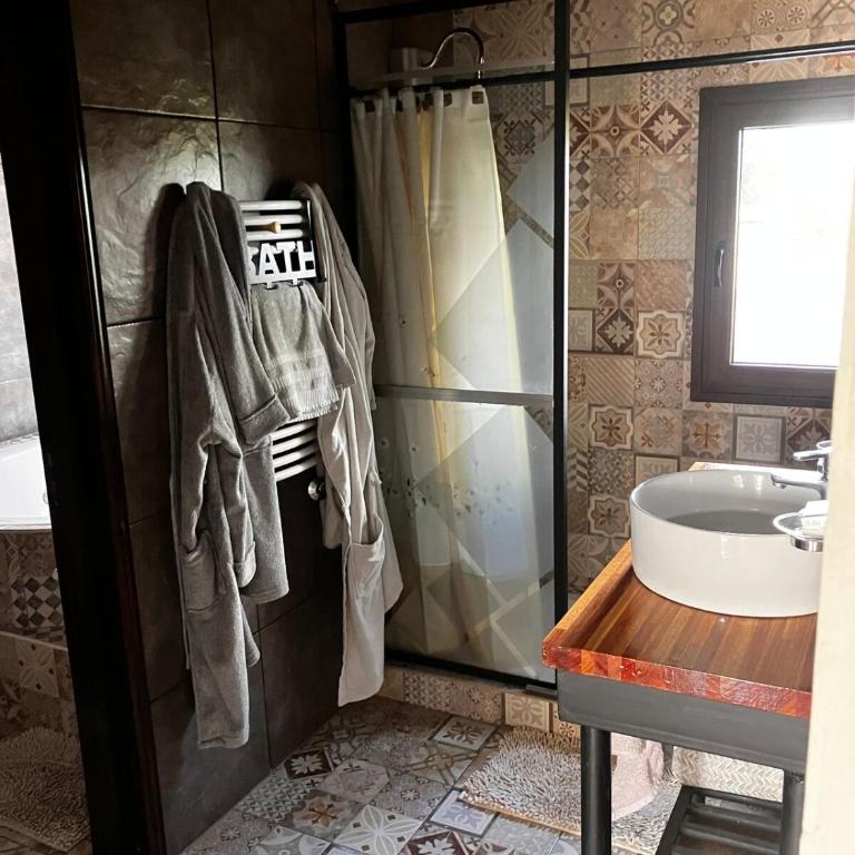 Espectacular casa con pileta en Barrio Privado - Casa de 4 dormitorios - 32