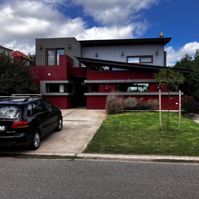 Espectacular casa con pileta en Barrio Privado - Casa de 4 dormitorios - 49