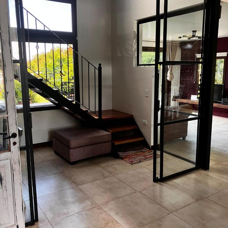 Espectacular casa con pileta en Barrio Privado - Casa de 4 dormitorios - 50