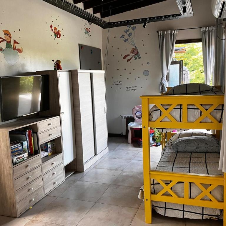 Espectacular casa con pileta en Barrio Privado - Casa de 4 dormitorios - 57