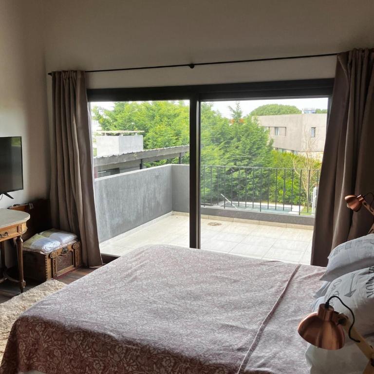 Espectacular casa con pileta en Barrio Privado - Casa de 4 dormitorios - 64