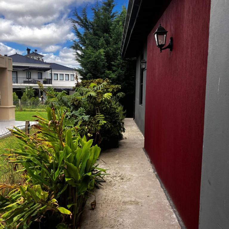 Espectacular casa con pileta en Barrio Privado - Casa de 4 dormitorios - 71