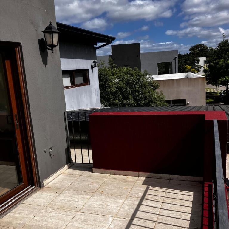 Espectacular casa con pileta en Barrio Privado - Casa de 4 dormitorios - 75