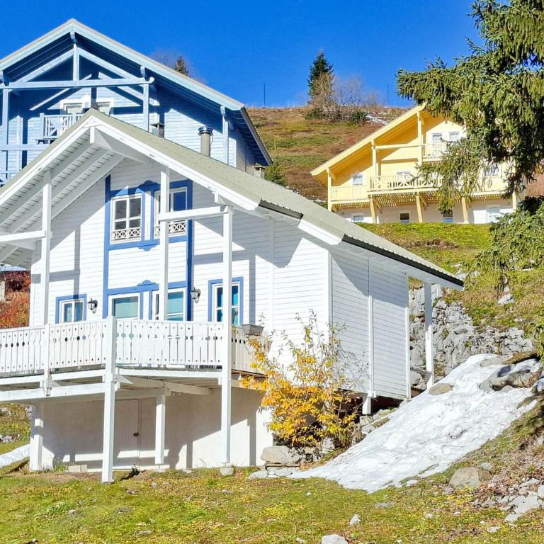 Chalet lumineux avec poêle à bois et WIFI gratuit - 6 à 8 personnes - Garage - Chalet 3 Chambres - 24