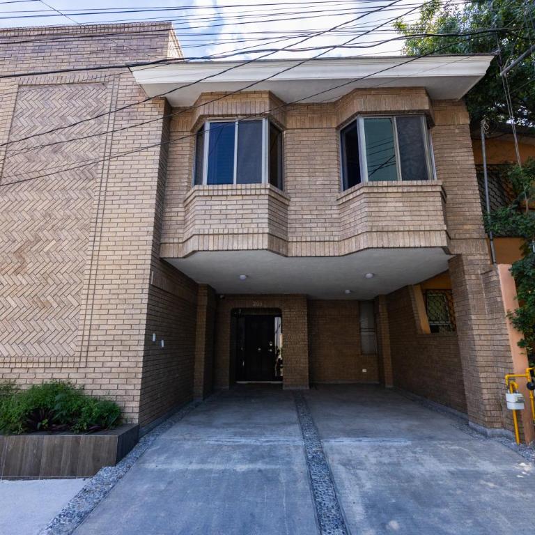 Spacious & Comfortable Home Exclusive Neighborhood - Four-Bedroom House - 16
