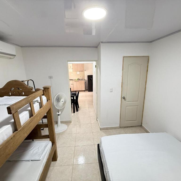 cerca del centro, practico, precio justo, trabajo o turismo - One-Bedroom Apartment - 1