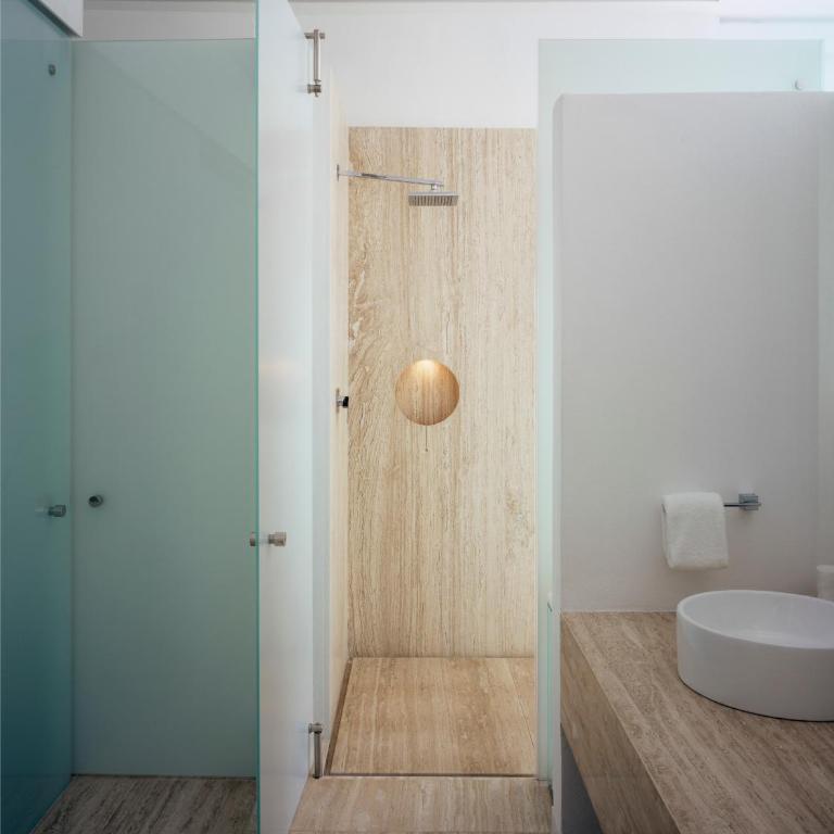 Encanto Acapulco - Suite con cama grande y balcón - 1