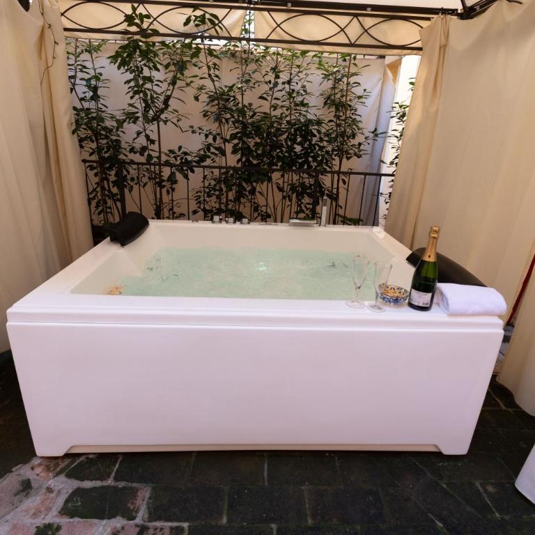BolognaRoomscom - Frassinago Deluxe - Studio with Terrace and external Spa Bath - 20