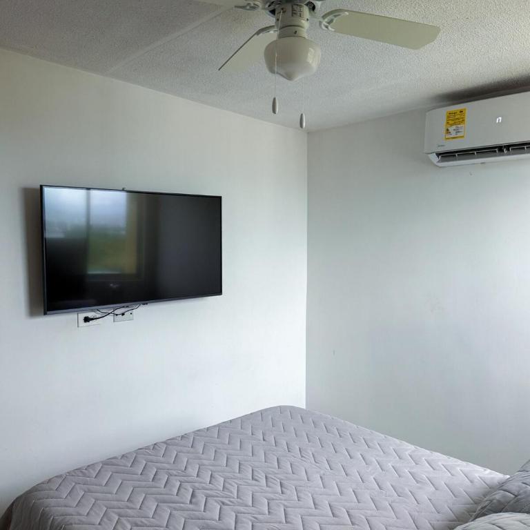 Close to shopping malls and the airport - Three-Bedroom Apartment - 23