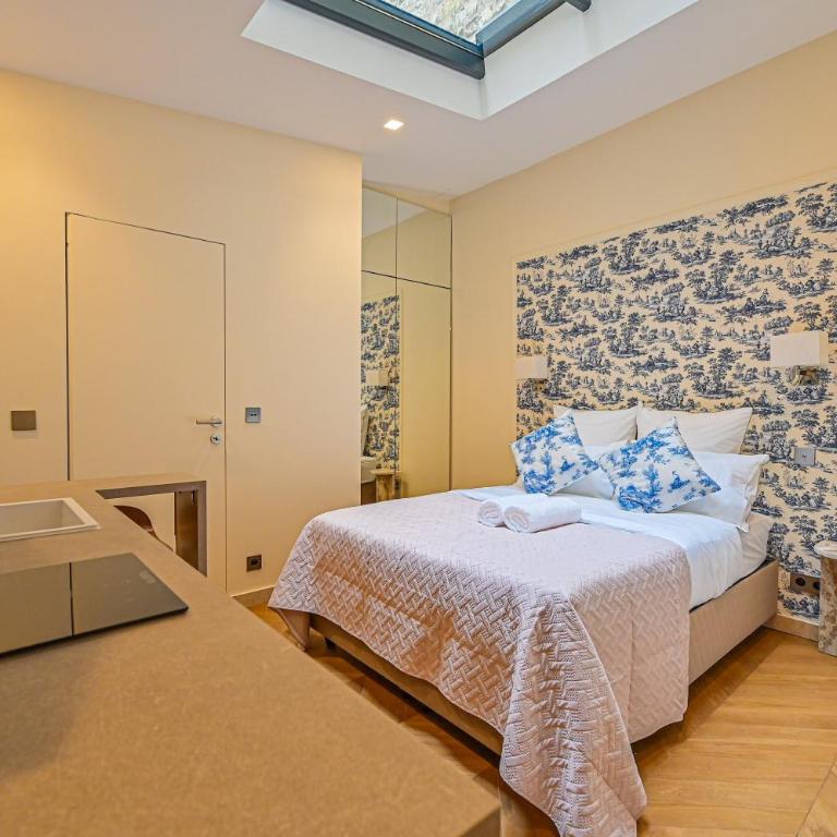 Montparnasse Signature Apartments - One-Bedroom Loft Apartment with One Queen Bed - 5