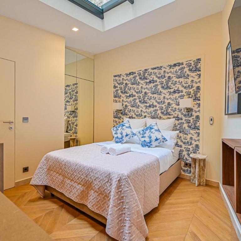 Montparnasse Signature Apartments - One-Bedroom Loft Apartment with One Queen Bed - 1