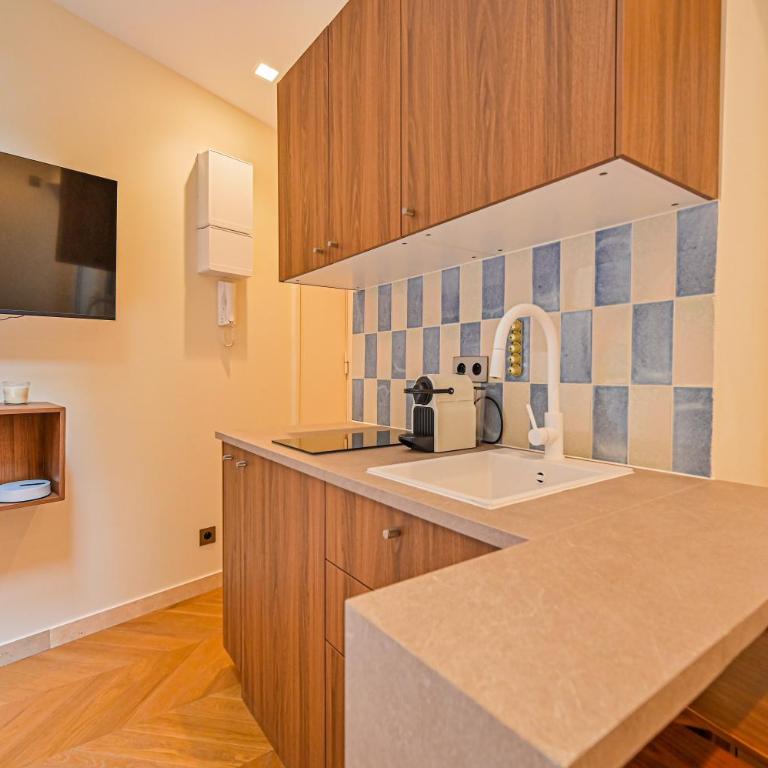 Montparnasse Signature Apartments - One-Bedroom Loft Apartment with One Queen Bed - 6