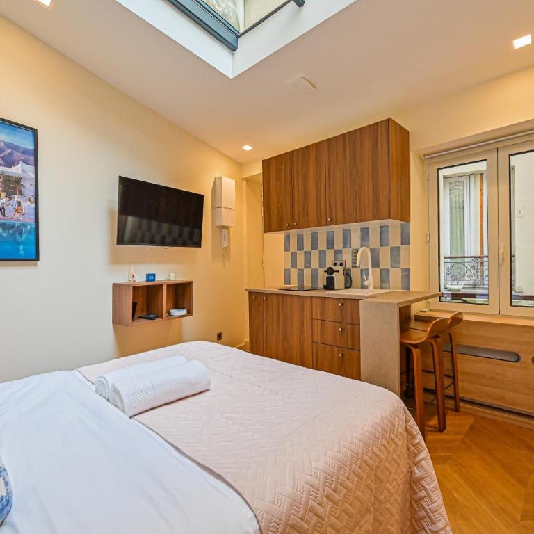 Montparnasse Signature Apartments - One-Bedroom Loft Apartment with One Queen Bed - 8