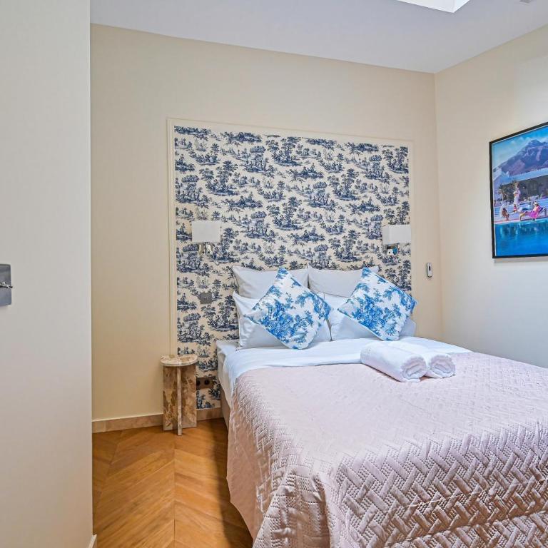 Montparnasse Signature Apartments - One-Bedroom Loft Apartment with One Queen Bed - 9