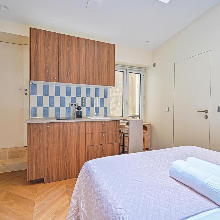Montparnasse Signature Apartments - One-Bedroom Loft Apartment with One Queen Bed - 12