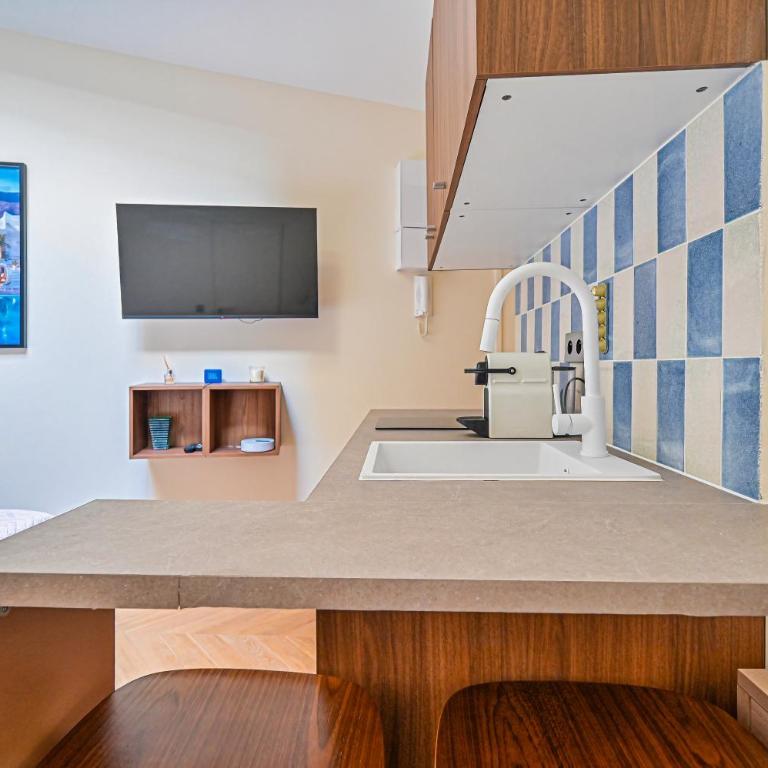 Montparnasse Signature Apartments - One-Bedroom Loft Apartment with One Queen Bed - 13