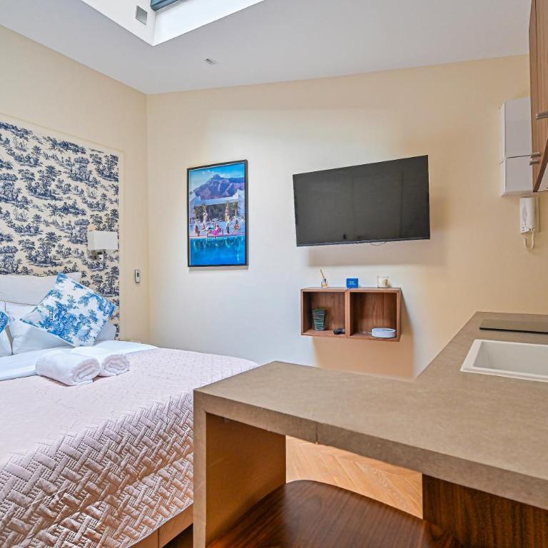 Montparnasse Signature Apartments - One-Bedroom Loft Apartment with One Queen Bed - 15