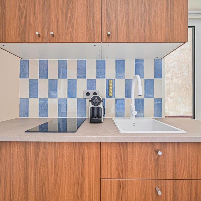 Montparnasse Signature Apartments - One-Bedroom Loft Apartment with One Queen Bed - 17