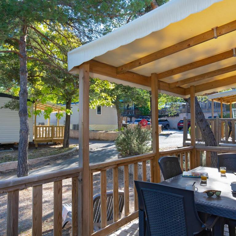 Camping La Pinède - Mobile Home 2 Chambres Confort - 1