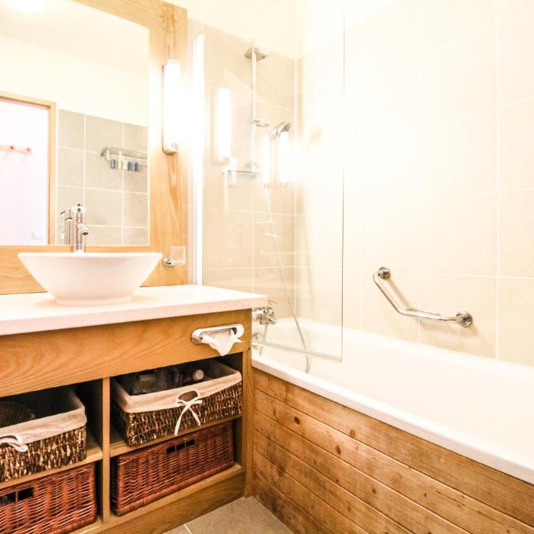 Residence Terrasses Eos, T2 48m2 Sud, Vue Montagne, avec Cheminee, Parking, Piscine - Appartement 1 Chambre avec Balcon et Vue sur les Montagnes - 57