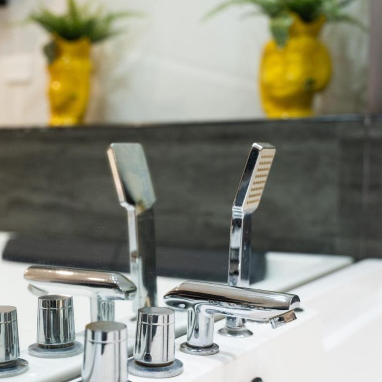 Etnea Room's 21 - Deluxe Suite with Spa Bath - 11